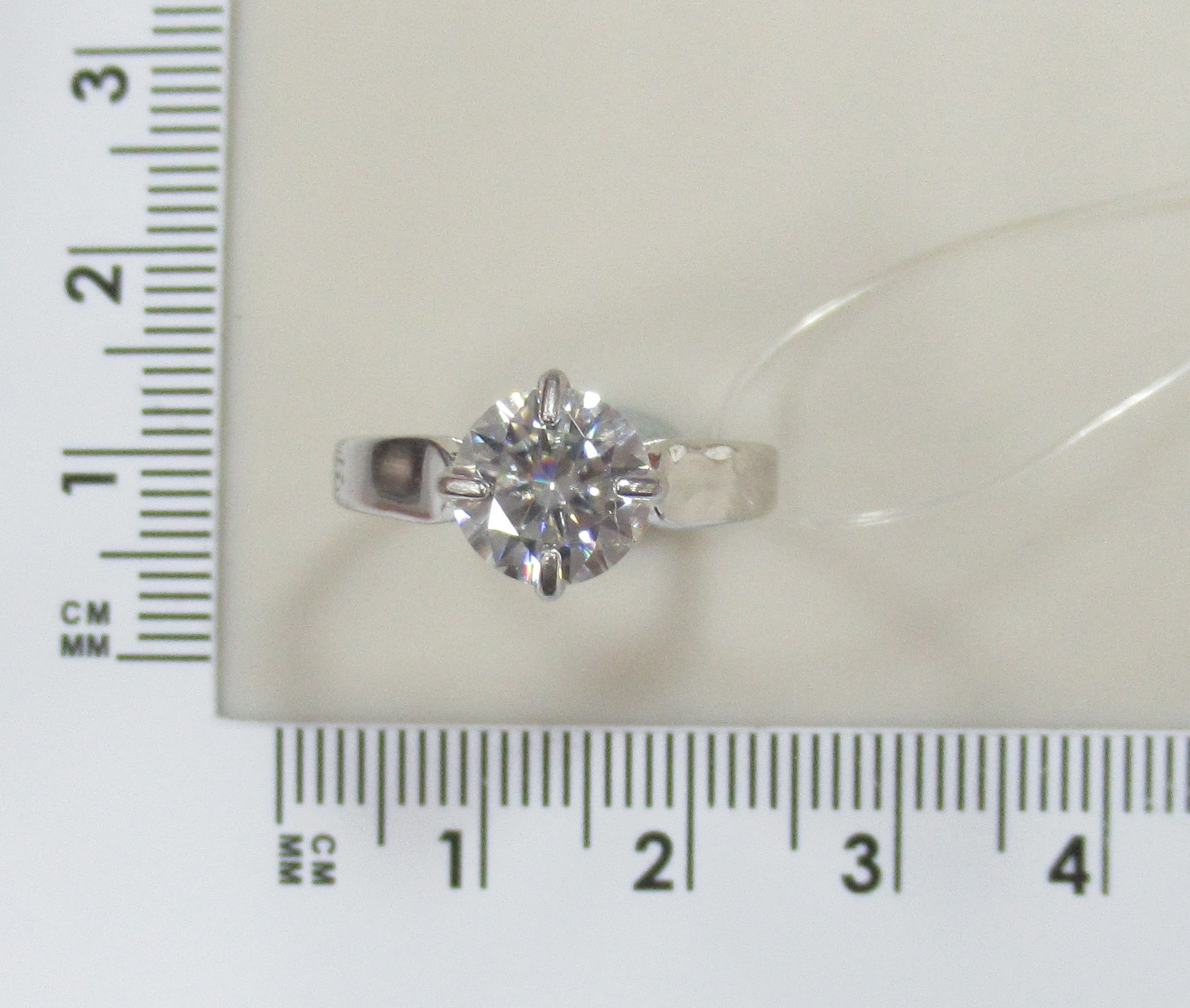 Серебряное кольцо с муассанитом